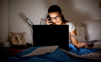 10 dấu hiệu cho thấy bạn đã hy sinh sức khỏe cho công việc, và điều đó là không đáng